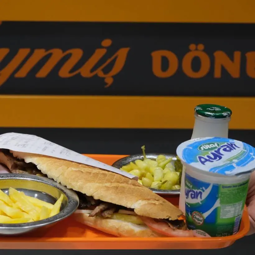 Baget ekmek arası et döner, patates kızartması, turşu ve ayran