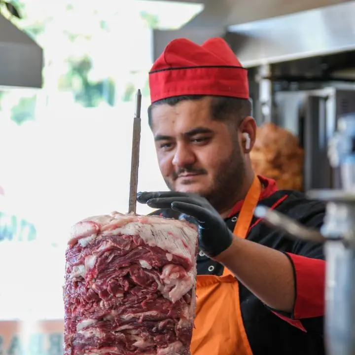Usta çiğ et döneri şişe dizerken
