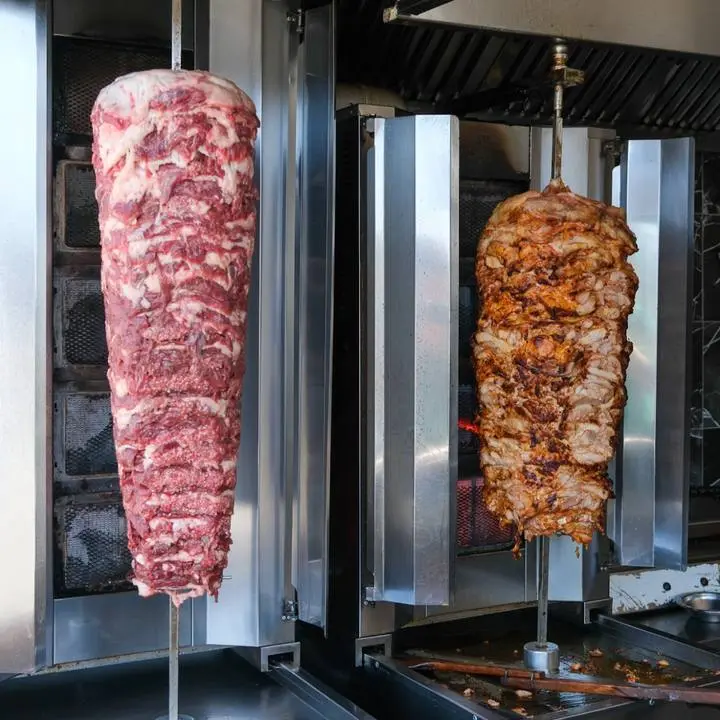 Ocakta yan yana et döner ve tavuk döner